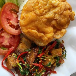ข้าวกะเพราหมูกรอบไข่เจียว