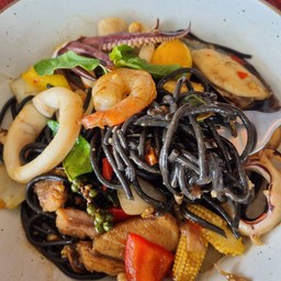 สปาเก็ตตี้เส้นดำ ขี้เมาทะเล