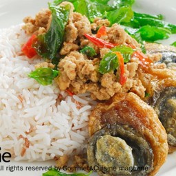 กะเพราหมูสับไข่เยี่ยวม้าราดข้าว
