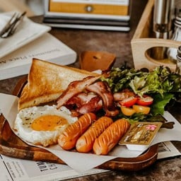 ชุดอาหารเช้าไข่ดาวไส้กรอก