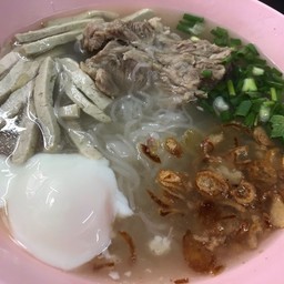 ก๋วยจั๊บเส้นเวียดนามใส่ไข่ลวก