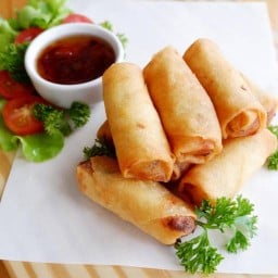 ผัดกะเพรามาม่ารสเด็ด&ปอเปี๊ยะทอดร้านแซ่บสะเดิด