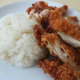 ป้ามลข้าวเหนียวไก่ทอด หน้าสวนภูมิรักษ์