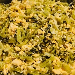 ผัดผักกาดดองใส่ไข่เป็นกับ