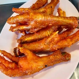 ตีนไก่ทอด จานละ 26 บาท