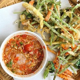 ยำผักบุ้งทอดกรอบ