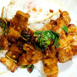 กระเพราหมูกรอบ