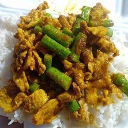 ผักพริกแกงใต้หมูชิ้นใส่ถั่วฝักยาว +ไข่ดาว ราดข้าว