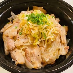 ข้าวหน้าหมูผัดซอสเกลือใส่ต้นหอมญี่ปุ่น