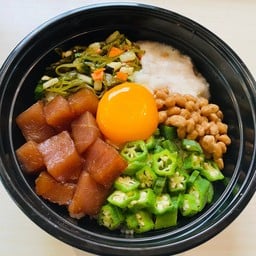 ข้าวหน้าเหนียวๆ5อย่าง และไข่ดิบ