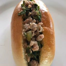 ขนมปังฝรั่งเศษหมูสับ