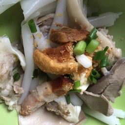 ก๋วยจั๊บแห้งหมู กลาง (หมูชิ้น หมูสับ หมูกรอบ)