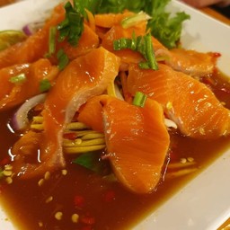ยำแซลมอน