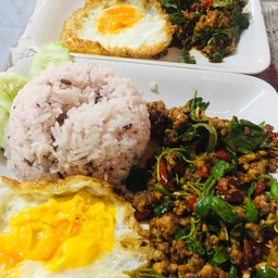 ไก่สับผัดกะเพราไข่ดาว