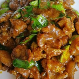 ผัดพริกแกงใต้เนื้อชิ้นราดข้าว