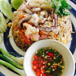 ข้าวผัดรวมมิตรไข่ดาว