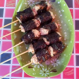 สาหร่ายไก่ทอดดำๆ