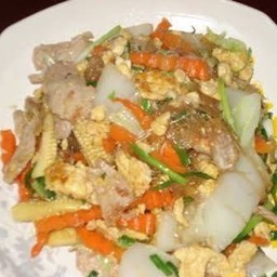 ผัดวุ้นเส้นใส่ไข่หมูราดข้าว