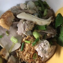 เส้นใหญ่แห้งหมู ใหญ่ (หมูชิ้น หมูสับ หมูกรอบ)