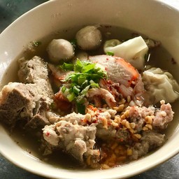 ร้านก๋วยเตี๋ยวชายสี่ (พี่ปอนด์หลังสนามกลาง)