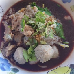 ก๋วยเตี๋ยวลูกชิ้นแชมป์ (ป้าแดง)