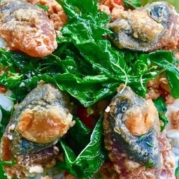 ไข่เยี่ยวม้ากระเพรากรอบ