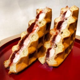 วาฟเฟิลไส้สตอเบอรี่ครีมชีส