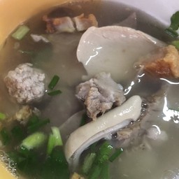 เส้นใหญ่น้ำหมู เล็ก (หมูชิ้น หมูสับ หมูกรอบ)