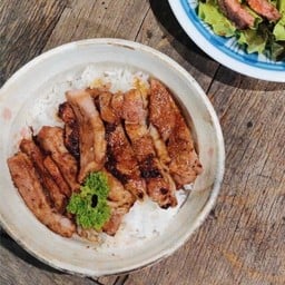 ข้าวหน้าหมูสามชั้นย่าง (size M)