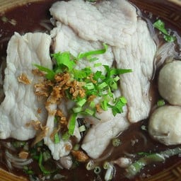 ก๋วยเตี๋ยวหมูน้ำตกลูกชิ้นแชมป์