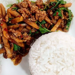 กระเพราหน่อไม้หมูสับ