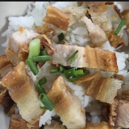 ข้าวแห้งหมูกรอบ กลาง