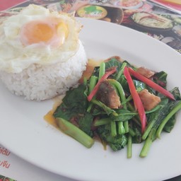 ข้าวราด คะน้าปลาเค็มไข่ดาว