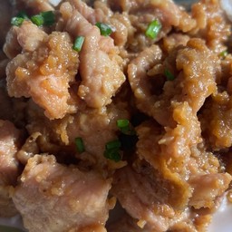 ข้าวหมูชิ้นผัดกระเทียม