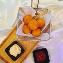 ชีสบอล - Cheese balls