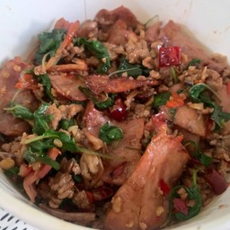 ผัดกะเพราหมูสับ+เบค่อน