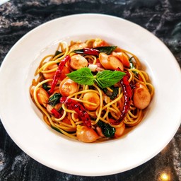 สปาเก็ตตี้ผัดพริกแห้งใส้กรอก