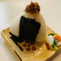 ข้าวปั้นสามเหลี่ยมไส้ปลาแห้ง