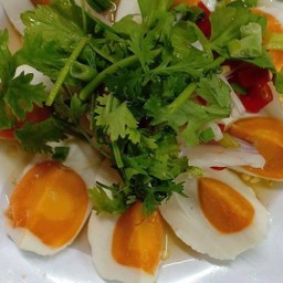 ยำไข่เค็ม