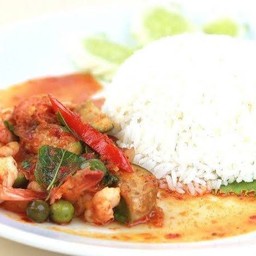 ผัดพริกแกงรวมมิตรราดข้าว