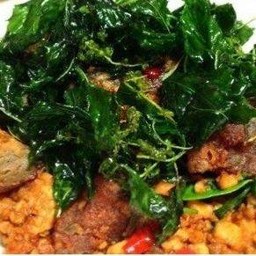 ผัดไข่เยี่ยวม้ากะเพากรอบ