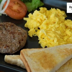 Cheese Scrambled Eggs with Sausage & Toasted ไข่กวนชีส ไส้กรอก & ขนมปังปิ้ง