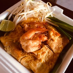 ผัดไทห่อไข่.กุ้งสด