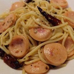 สปาเก็ตตี้ผัดพริกแห้งไส้กรอก