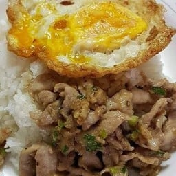หมูกระเทียม