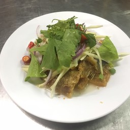 ยำปลาสลิดทอดกรอบ