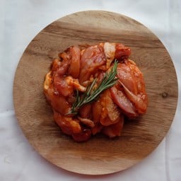 สะโพกไก่หมักซอสบาบีคิว