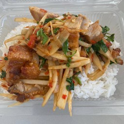 กะเพราหมูกรอบหน่อไม้ดองราดข้าว