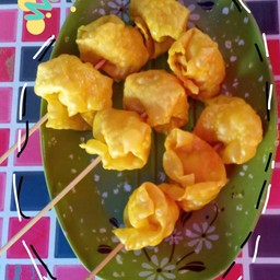 ยำเกี๊ยวห่อไข่