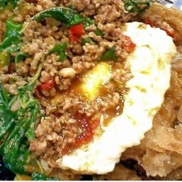 เส้นก๋วยเตียวผัดกระเพราโบราณ